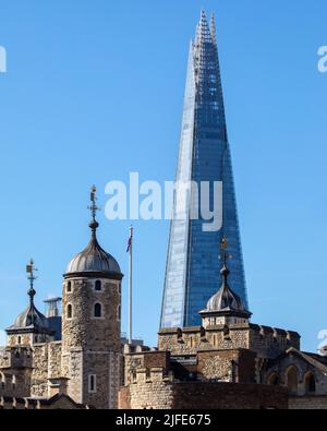 London, UK - März 17. 2022: Blick auf den Shard mit dem Tower of London im Vordergrund, in London, UK. Stockfoto