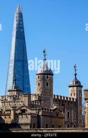 London, UK - März 17. 2022: Blick auf den Shard mit dem Tower of London im Vordergrund, in London, UK. Stockfoto
