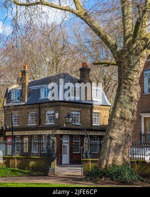 London, Großbritannien - März 17. 2022: Der alte viktorianische Pub - das Turks Head Cafe, vom alten Kirchhof der St. Johns Church in Wapping, London, Großbritannien aus gesehen. Stockfoto