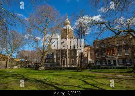 London, Großbritannien - 17. 2022. März: Gegenüber dem ehemaligen Kirchhof der St. Johns Church in Wapping, London. Der Kirchturm der ehemaligen St. Johns Kirche ist Stockfoto