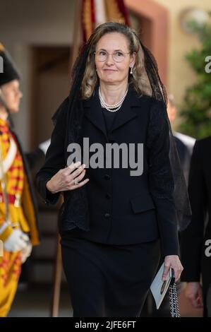 Altshausen, Deutschland. 02.. Juli 2022. Erbprinzessin Sophie von Liechtenstein nach dem Trauerdienst für Carl Herzog von Württemberg im Michaelerpalast und in der Pfarrkirche. Carl Herzog von Württemberg war am 7. Juni im Alter von 85 Jahren verstorben. Kredit: Silas Stein/dpa/Alamy Live Nachrichten Stockfoto