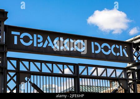 London, Großbritannien - 17. 2022. März: Tor zum historischen Tabakdock in Wapping, East London, Großbritannien. Stockfoto