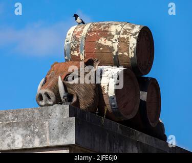 London, Großbritannien - 17. 2022. März: Eine Nahaufnahme der Skulptur am Eingang zum historischen Tobacco Dock im Osten Londons, Großbritannien. Stockfoto