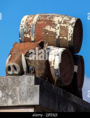 London, Großbritannien - 17. 2022. März: Eine Nahaufnahme der Skulptur am Eingang zum historischen Tobacco Dock im Osten Londons, Großbritannien. Stockfoto