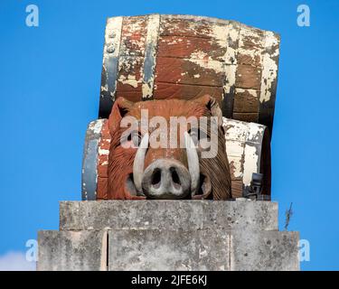 London, Großbritannien - 17. 2022. März: Eine Nahaufnahme der Skulptur am Eingang zum historischen Tobacco Dock im Osten Londons, Großbritannien. Stockfoto