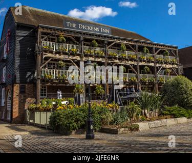 London, Großbritannien - 17. 2022. März: Das schöne Äußere des öffentlichen Hauses Dickens Inn, das sich an den St. Katherine Docks in London, Großbritannien, befindet. Stockfoto