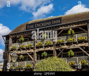 London, Großbritannien - 17. 2022. März: Das schöne Äußere des öffentlichen Hauses Dickens Inn, das sich an den St. Katherine Docks in London, Großbritannien, befindet. Stockfoto