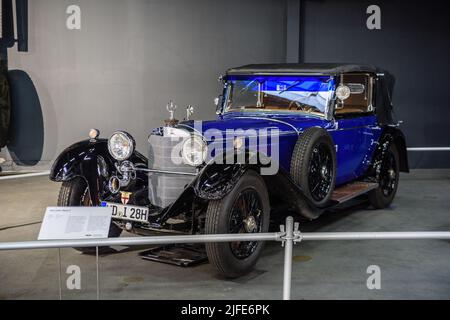 SINSHEIM, DEUTSCHLAND - MAI 2022: Blauer Mercedes Benz S 1929 180PS Stockfoto