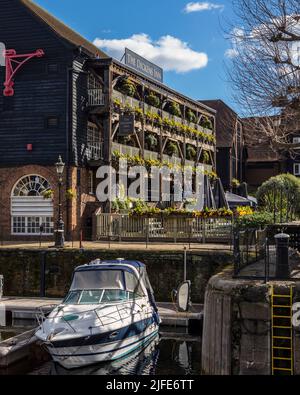 London, Großbritannien - 17. 2022. März: Das schöne Äußere des öffentlichen Hauses Dickens Inn, das sich an den St. Katherine Docks in London, Großbritannien, befindet. Stockfoto