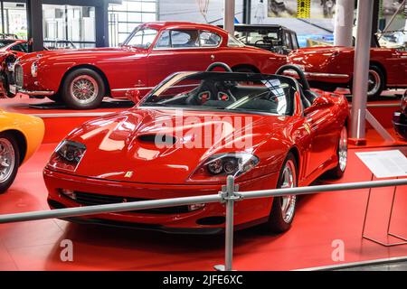 SINSHEIM, DEUTSCHLAND - MAI 2022: Red Ferrari 575 M Maranello Sportwagen 2002 515ps Stockfoto