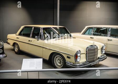 SINSHEIM, DEUTSCHLAND - MAI 2022: Weißer Mercedes Benz 300 SEL 6,3 1970 250ps Stockfoto