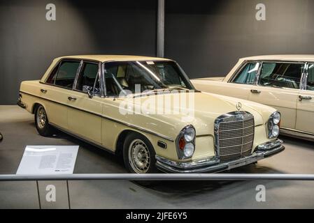 SINSHEIM, DEUTSCHLAND - MAI 2022: Weißer Mercedes Benz 300 SEL 6,3 1970 250ps Stockfoto