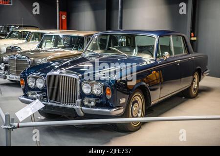 SINSHEIM, DEUTSCHLAND - MAI 2022: Blue Bentley T-Limousine 1973 260ps Stockfoto