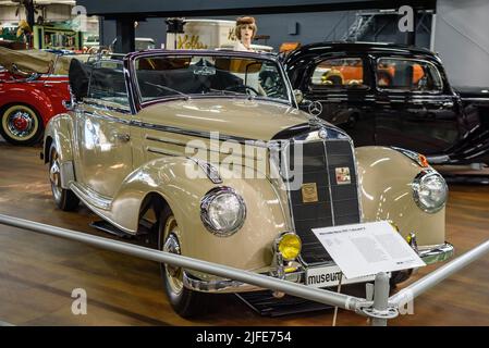 SINSHEIM, DEUTSCHLAND - MAI 2022: Beiges Mercedes Benz 220 Cabriolet A 1953 80ps Stockfoto