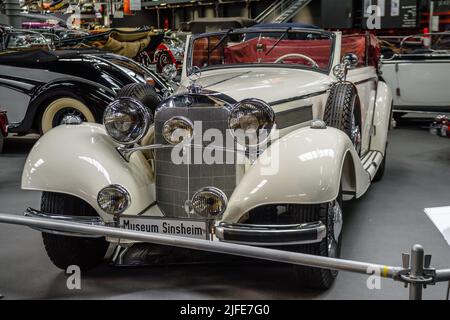 SINSHEIM, DEUTSCHLAND - MAI 2022: Weißes Mercedes-Benz 540 K B-Cabriolet 1939 180PS Stockfoto