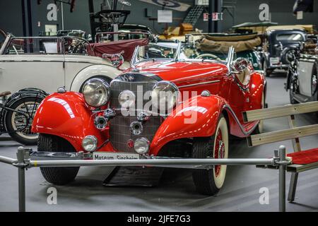 SINSHEIM, DEUTSCHLAND - MAI 2022: Rotes Mercedes-Benz 540 K Special Roadster Cabrio 1938 180PS Stockfoto