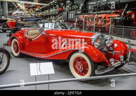 SINSHEIM, DEUTSCHLAND - MAI 2022: Rotes Mercedes-Benz 540 K Special Roadster Cabrio 1938 180PS Stockfoto