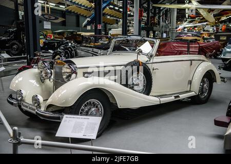 SINSHEIM, DEUTSCHLAND - MAI 2022: Weißes Mercedes-Benz 540 K B-Cabriolet 1939 180PS Stockfoto