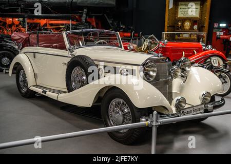 SINSHEIM, DEUTSCHLAND - MAI 2022: Weißes Mercedes-Benz 540 K B-Cabriolet 1939 180PS Stockfoto