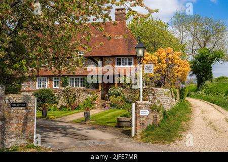 Ein Quintessenz-Häuschen im Chocolate-Box-Stil auf dem Weg zur Halnaker Windmill im South Downs National Park in der Nähe von Chichester, West Sussex Stockfoto