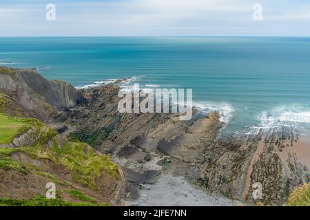 Ein schöner, ruhiger Tag auf dem South West Coast Path an der Mündung von Speke's Mill in der Nähe von Hartland Quay an der nördlichen Küste von Devon. Stockfoto