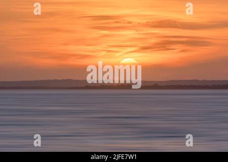 Die aufgehende Sonne über Bognor Regis. Stockfoto