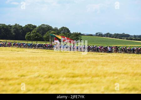 Abbildung Bild zeigt das Rudel von Fahrern in Aktion während der zweiten Etappe der Tour de France Radrennen, ein 202,2 km Rennen zwischen Roskilde und Nyborg, Dänemark, am Samstag, 02. Juli 2022. Die diesjährige Tour de France findet vom 01. Bis 24. Juli 2022 statt und startet mit drei Etappen in Dänemark. BELGA FOTO DAVID STOCKMAN Stockfoto