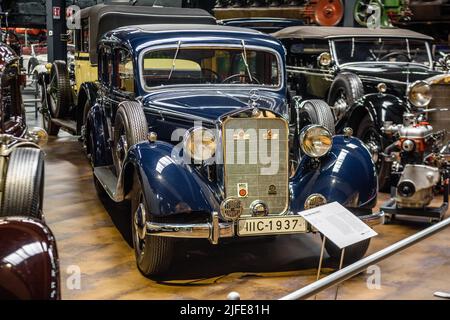 SINSHEIM, DEUTSCHLAND - MAI 2022: Dunkelblau Mercedes-Benz 260 D 1936 45ps Stockfoto