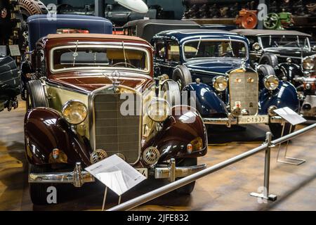 SINSHEIM, DEUTSCHLAND - MAI 2022: Beigefarbener Mercedes-Benz 230 1938 55ps Stockfoto