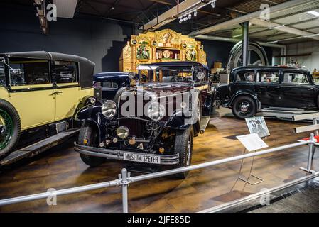 SINSHEIM, DEUTSCHLAND - MAI 2022: Dunkelbraun Maybach DS 7 1930 150PS Stockfoto