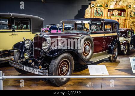 SINSHEIM, DEUTSCHLAND - MAI 2022: Dunkelbraun Maybach DS 7 1930 150PS Stockfoto