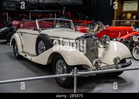 SINSHEIM, DEUTSCHLAND - MAI 2022: Weißes Mercedes-Benz 540 K 1939 180PS Cabrio Stockfoto