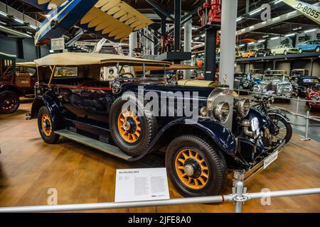 SINSHEIM, DEUTSCHLAND - MAI 2022: Dunkelblau beige Mercedes-Benz 400 K 1924 100ps Stockfoto