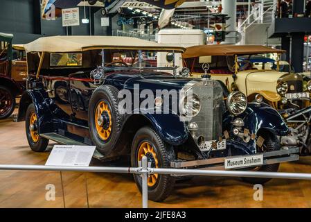 SINSHEIM, DEUTSCHLAND - MAI 2022: Dunkelblau beige Mercedes-Benz 400 K 1924 100ps Stockfoto