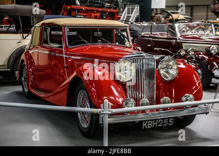 SINSHEIM, DEUTSCHLAND - MAI 2022: Rot beige Jaguar S.S. 1938 90PS Stockfoto