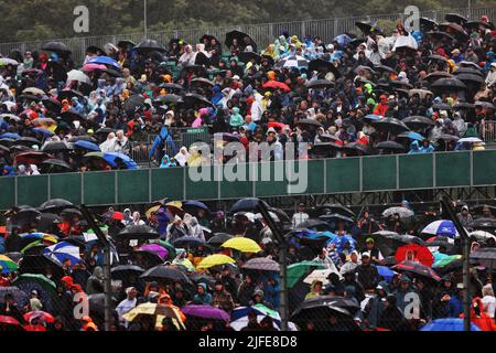 Silverstone, Großbritannien. 02.. Juli 2022. Circuit Atmosphäre - Fans in der Tribüne. Großer Preis von Großbritannien, Samstag, 2.. Juli 2022. Silverstone, England. Quelle: James Moy/Alamy Live News Stockfoto