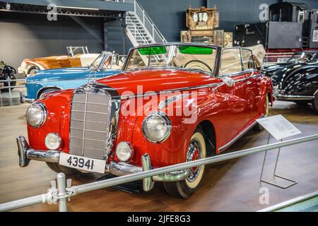 SINSHEIM, DEUTSCHLAND - MAI 2022: Rotes Mercedes Benz 300 Cabrio 1952 115ps Stockfoto