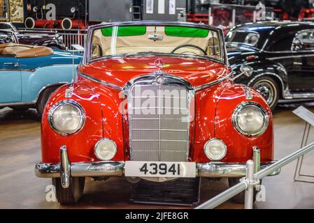 SINSHEIM, DEUTSCHLAND - MAI 2022: Rotes Mercedes Benz 300 Cabrio 1952 115ps Stockfoto