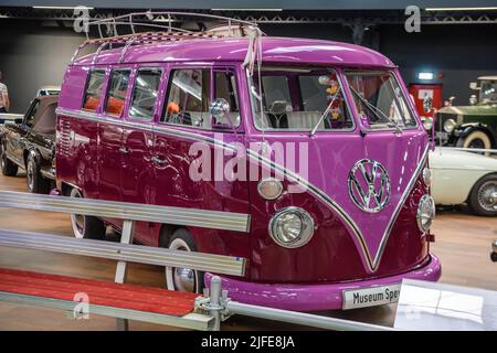 SINSHEIM, DEUTSCHLAND - MAI 2022: Pink violett violett Volskwagen VW Bus T1 1866 48PS Stockfoto