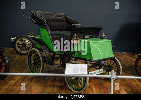 SINSHEIM, DEUTSCHLAND - MAI 2022: Green Columbia Electric car 1900 3Ps Stockfoto