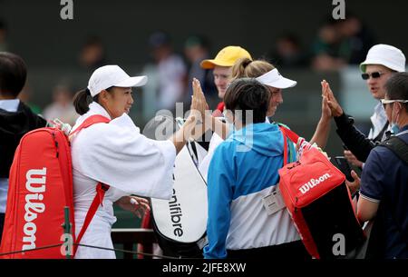 London, Großbritannien. 2.. Juli 2022. Zhang Shuai (1. L) aus China/Elise Mertens (3. R) aus Belgien werden nach dem Doppel-2.-Spiel der Frauen gegen Viktorija Golubic aus der Schweiz/Camila Osorio aus Kolumbien bei der Wimbledon Tennis Championship in London, Großbritannien, 2. Juli 2022, gratuliert. Kredit: Li Ying/Xinhua/Alamy Live Nachrichten Stockfoto