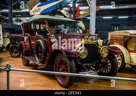 SINSHEIM, DEUTSCHLAND - MAI 2022: Roter Mercedes 22 50 1912 50ps Stockfoto