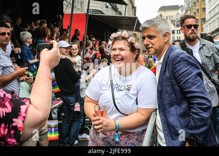 London, Großbritannien. 02.. Juli 2022. Der Bürgermeister von London, Sadiq Khan, plaudert mit Nachtschwärmern, posiert für Selfies und fängt sogar an, im Rhythmus zu boogieren. Teilnehmer und Zuschauer haben Spaß auf der Route der Pride in London 2022 Parade. Die Parade führt dieses Jahr vom Hype Park entlang Piccadilly nach Whitehall. Die Pride-Bewegung und die LGBT-Gemeinschaft erinnern an 50 Jahre, seit die erste Pride im Vereinigten Königreich stattfand. Kredit: Imageplotter/Alamy Live Nachrichten Stockfoto