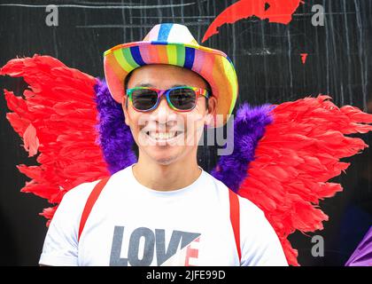 London, Großbritannien. 02.. Juli 2022. Teilnehmer und Zuschauer haben Spaß auf der Route der Pride in London 2022 Parade. Die Parade führt dieses Jahr vom Hype Park entlang Piccadilly nach Whitehall. Die Pride-Bewegung und die LGBT-Gemeinschaft erinnern an 50 Jahre, seit die erste Pride im Vereinigten Königreich stattfand. Kredit: Imageplotter/Alamy Live Nachrichten Stockfoto