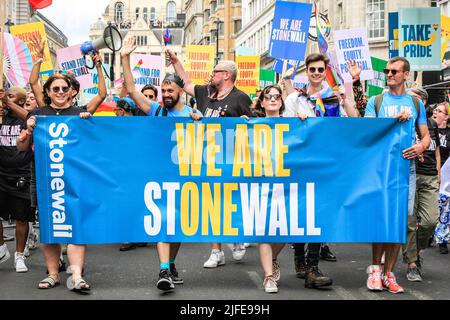 London, Großbritannien. 02.. Juli 2022. Stonewall geht in der Parade. Teilnehmer und Zuschauer haben Spaß auf der Route der Pride in London 2022 Parade. Die Parade führt dieses Jahr vom Hype Park entlang Piccadilly nach Whitehall. Die Pride-Bewegung und die LGBT-Gemeinschaft erinnern an 50 Jahre, seit die erste Pride im Vereinigten Königreich stattfand. Kredit: Imageplotter/Alamy Live Nachrichten Stockfoto