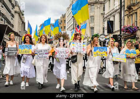 London, Großbritannien. 02.. Juli 2022. Eine Gruppe Ukrainer marschieren stolz mit der Parade. Teilnehmer und Zuschauer haben Spaß auf der Route der Pride in London 2022 Parade. Die Parade führt dieses Jahr vom Hype Park entlang Piccadilly nach Whitehall. Die Pride-Bewegung und die LGBT-Gemeinschaft erinnern an 50 Jahre, seit die erste Pride im Vereinigten Königreich stattfand. Kredit: Imageplotter/Alamy Live Nachrichten Stockfoto