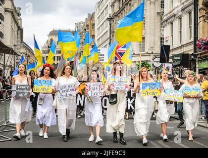 London, Großbritannien. 02.. Juli 2022. Eine Gruppe Ukrainer marschieren stolz mit der Parade. Teilnehmer und Zuschauer haben Spaß auf der Route der Pride in London 2022 Parade. Die Parade führt dieses Jahr vom Hype Park entlang Piccadilly nach Whitehall. Die Pride-Bewegung und die LGBT-Gemeinschaft erinnern an 50 Jahre, seit die erste Pride im Vereinigten Königreich stattfand. Kredit: Imageplotter/Alamy Live Nachrichten Stockfoto