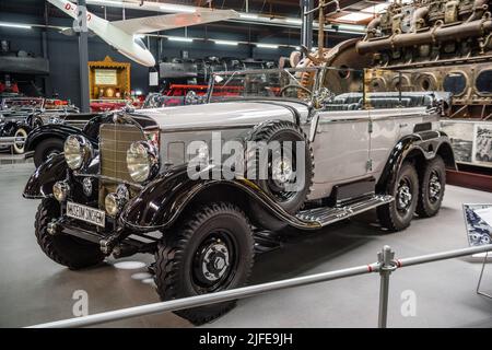 SINSHEIM, DEUTSCHLAND - MAI 2022: Silberschwarzer Mercedes Benz G 4 1938 110ps Stockfoto