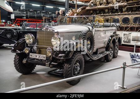 SINSHEIM, DEUTSCHLAND - MAI 2022: Silberschwarzer Mercedes Benz G 4 1938 110ps Stockfoto