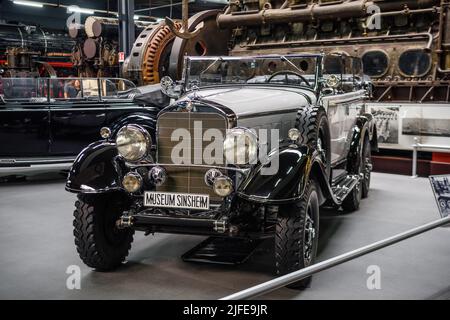 SINSHEIM, DEUTSCHLAND - MAI 2022: Silberschwarzer Mercedes Benz G 4 1938 110ps Stockfoto